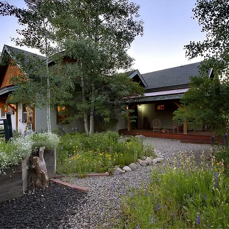 Mariposa Lodge Bed And Breakfast